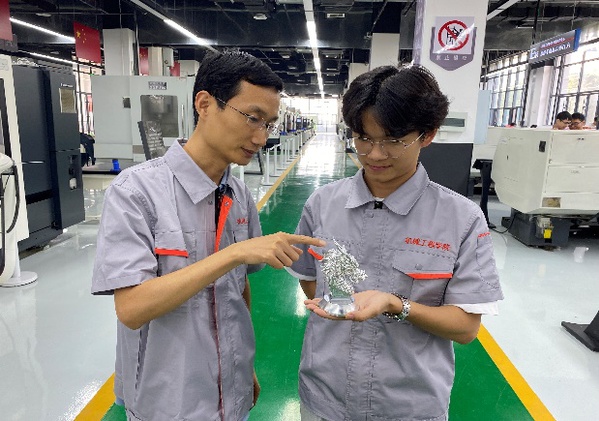 全国模范教师邰鑫（左）