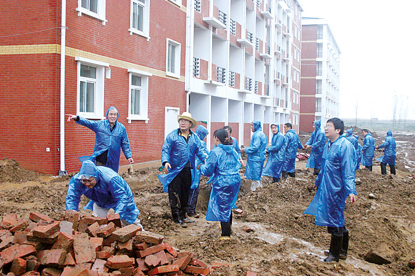 党员冒雨参加新区建设义务劳动