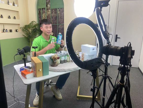 组织电子商务专业学生开展直播助农活动